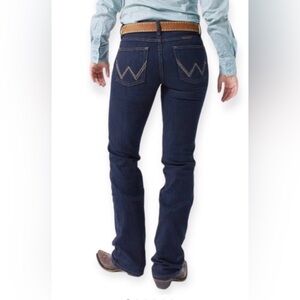 EUC...Womens Wrangler Q Baby mid rise riding jeans. Size 5/6